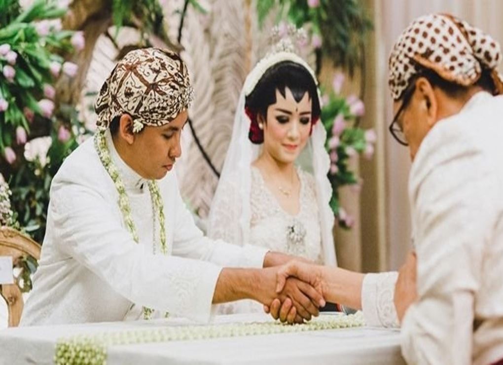 Pria Bacok Teman yang Tanya Kapan Nikah