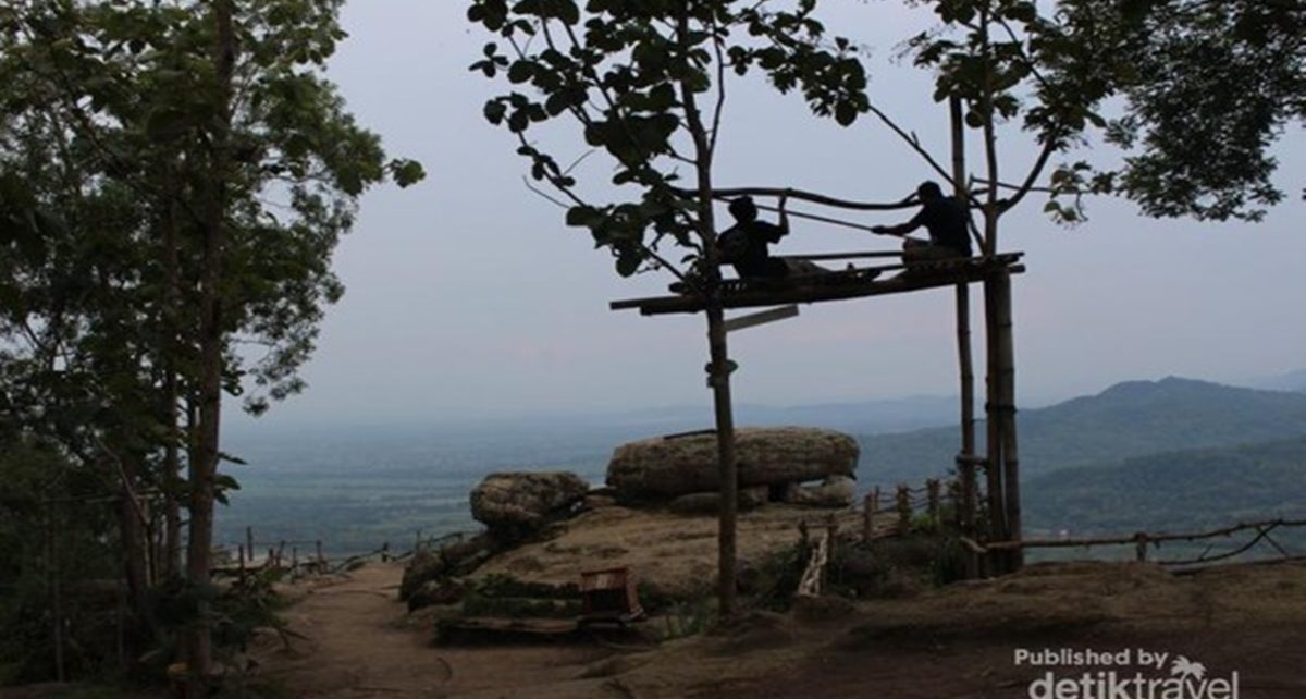 Ngabuburit Asyik di Bukit Selo Langit