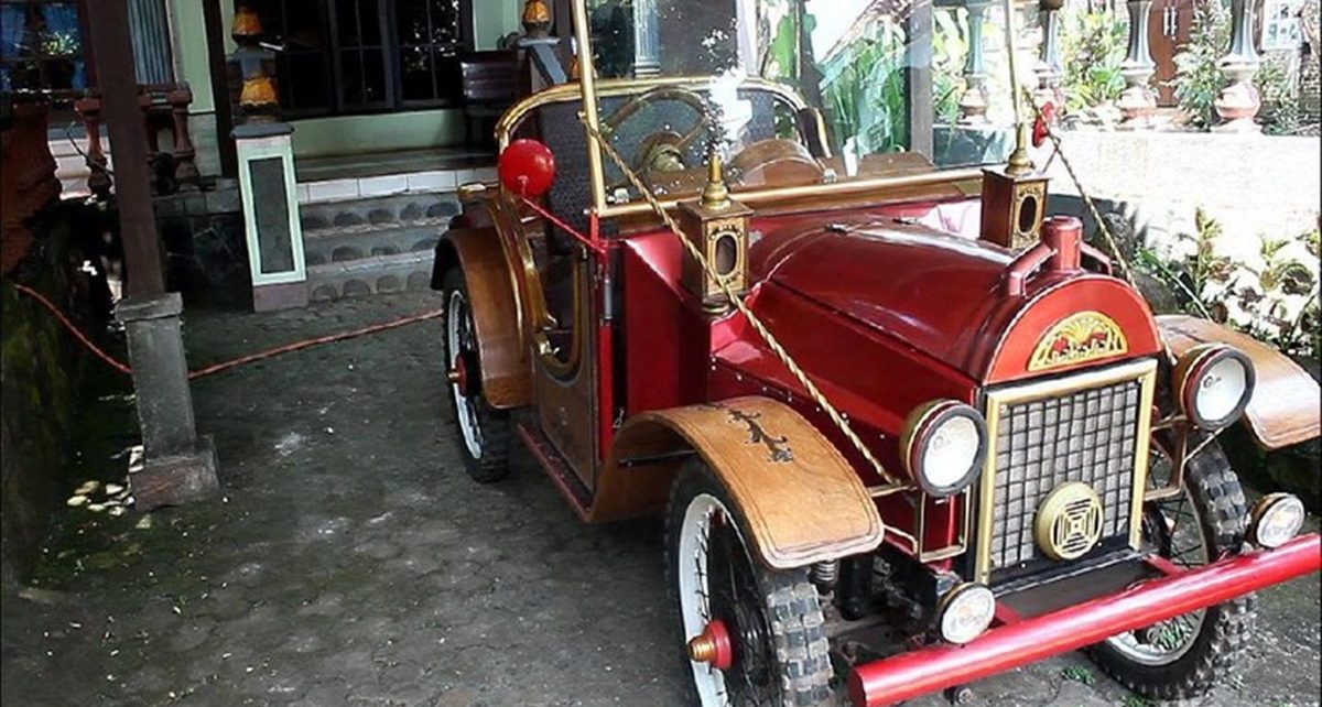 Warga Jepara Bikin Mobil dari Kayu