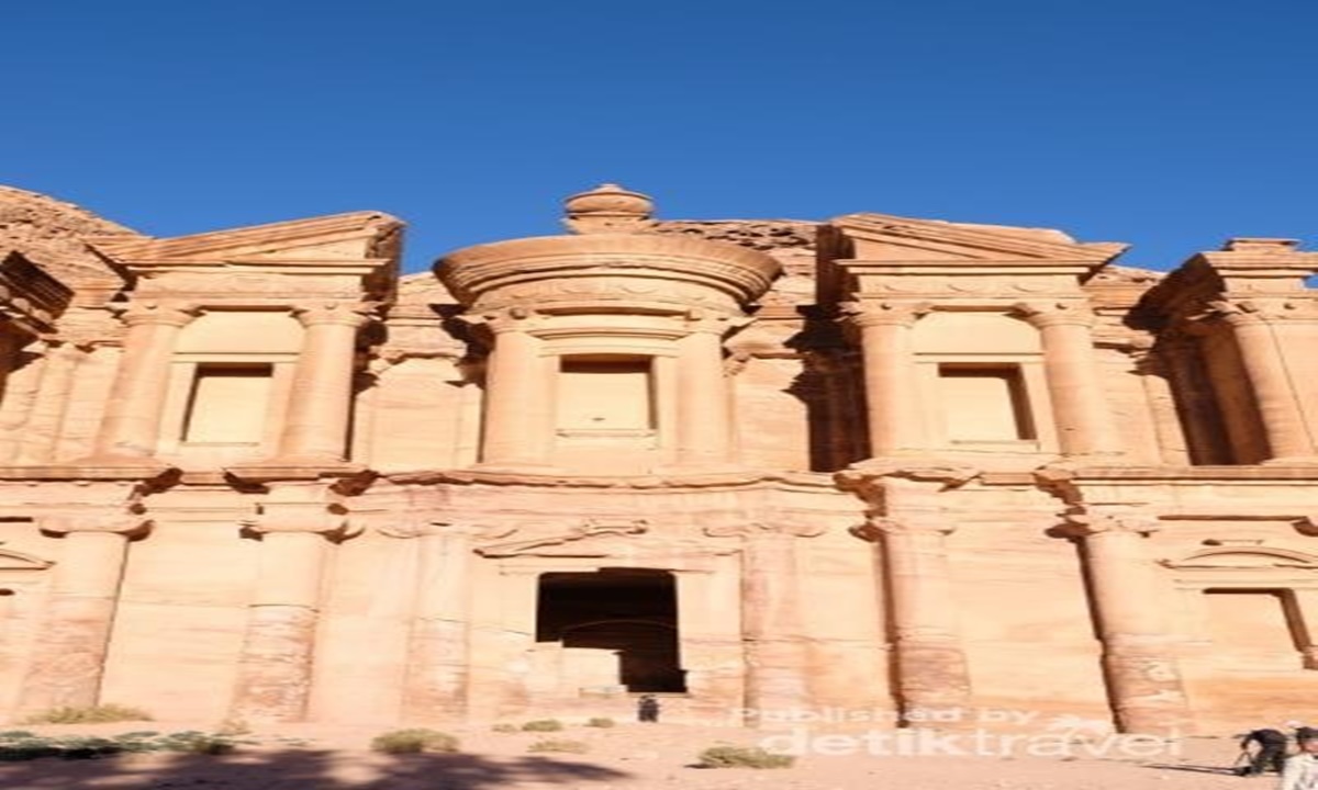 Menjelajahi Kota Batu Petra Monastery