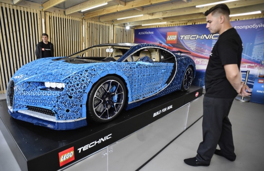 Supercar Bugatti Chiron yang Terbuat dari Lego