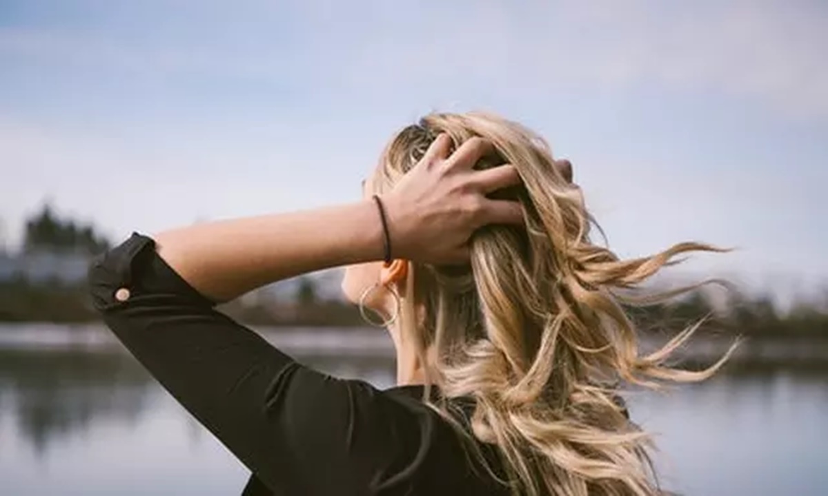 7 Cara Merawat Rambut Rontok Dengan Bahan Alami, Mudah dan Murah