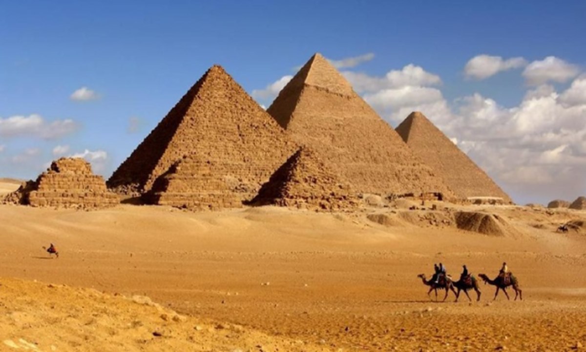 Piramida Giza yang Ternoda