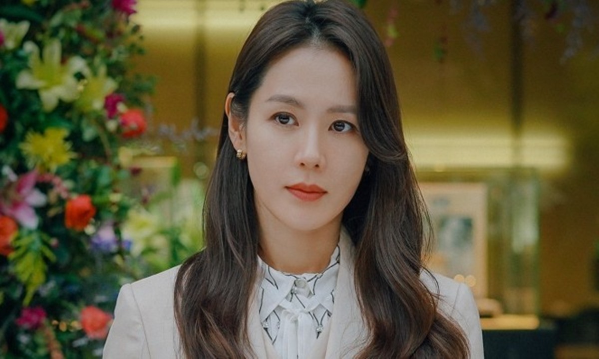 Pesona Son Ye Jin Artis Korea Wanita Tercantik