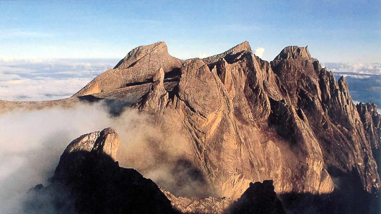 Salju Turun di Puncak Gunung Tertinggi di Asia Tenggara