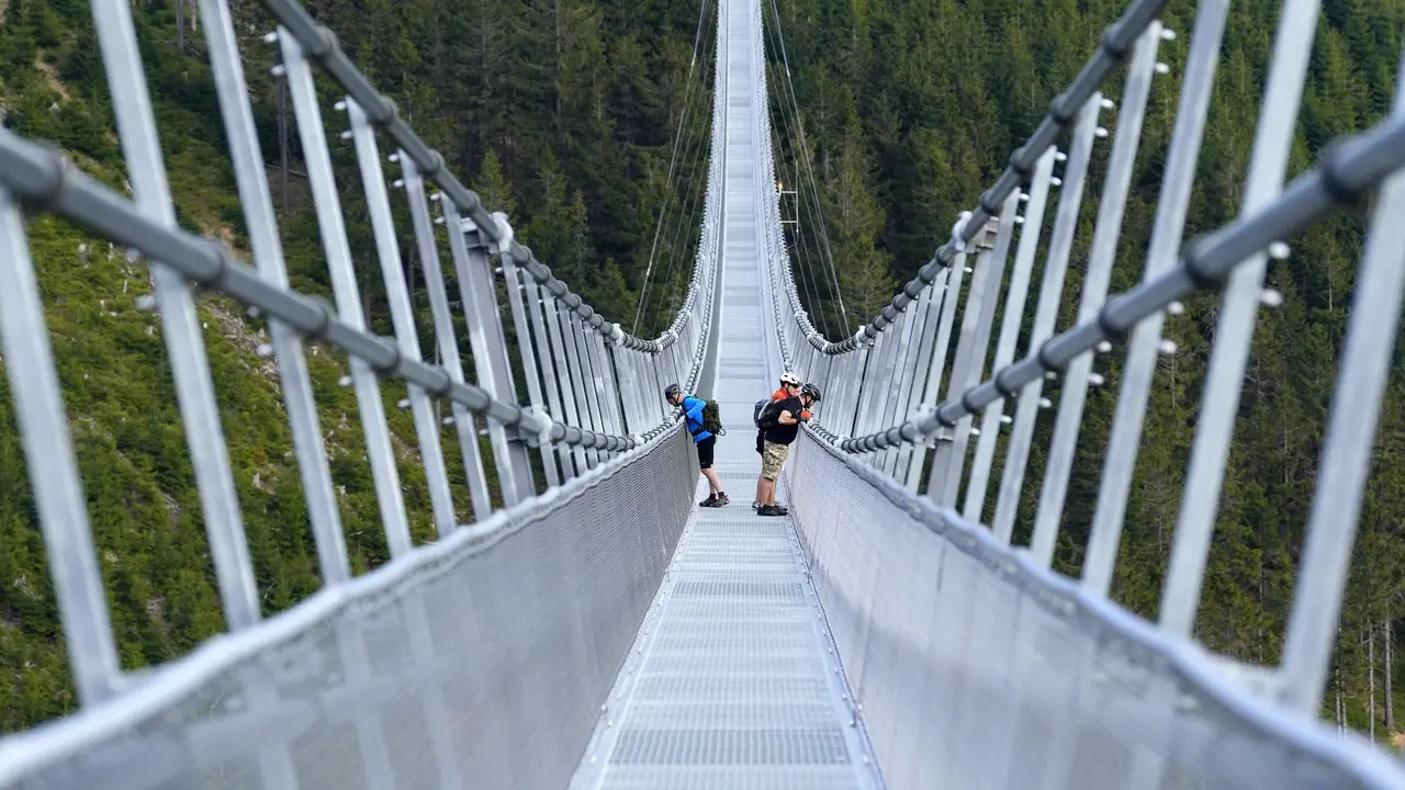 Telah Dibuka Jembatan Gantung Spektakuler Terpanjang di Dunia