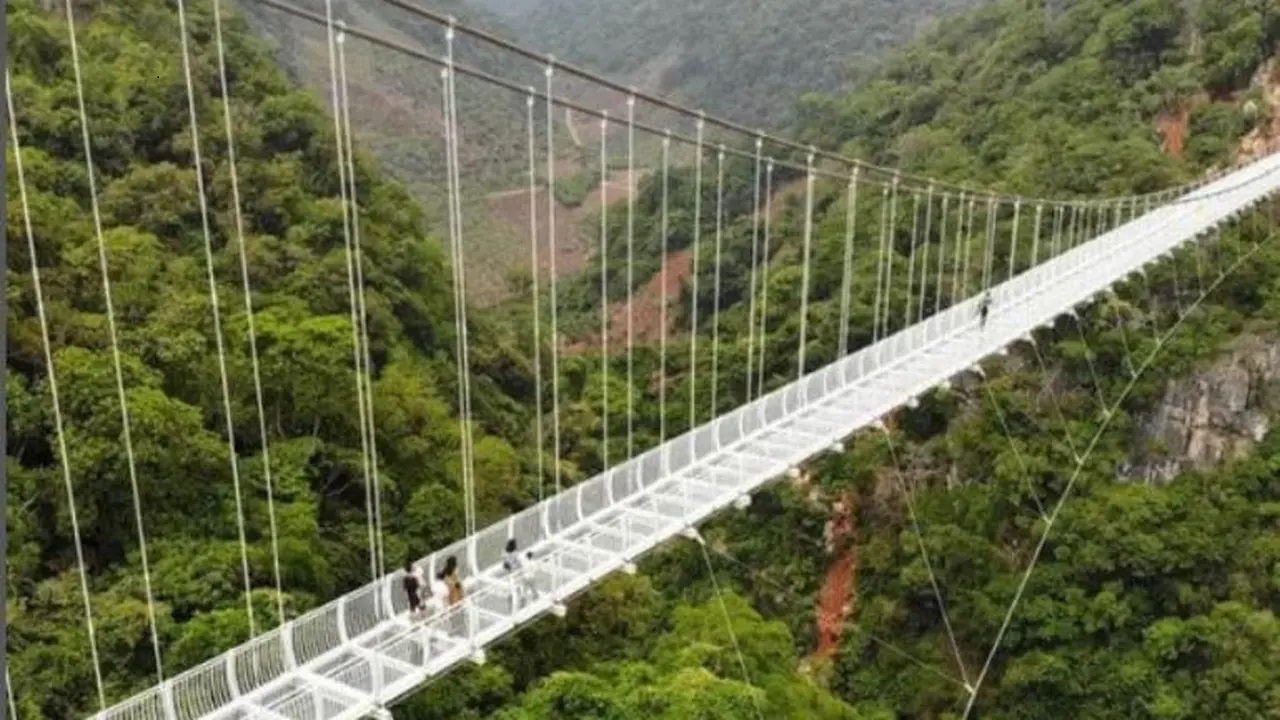 Vietnam Pecahkan Rekor Jembatan Kaca Terpanjang di Dunia Kalahkan China