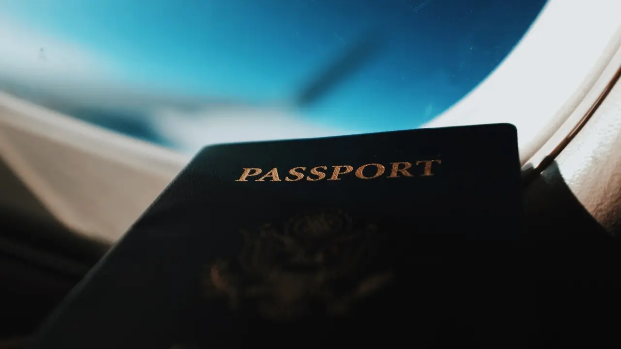 Tahukah Anda Mengapa Paspor Hanya Ada 4 Warna