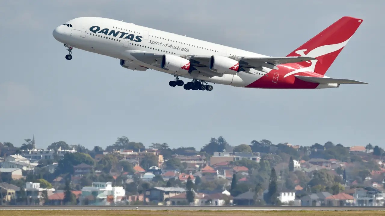CEO Qantas Alan Joyce Merilis Video Permintaan Maaf Atas Performa Kurang Baik