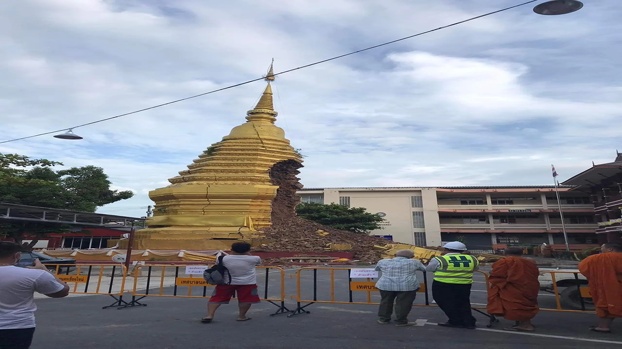 Sebuah Pagoda Berusia 500 Tahun di Thailand Ambruk